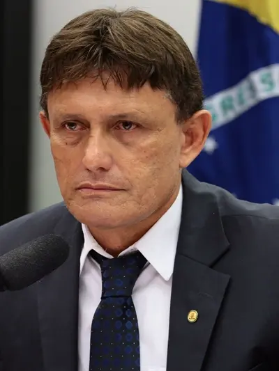 Retrato de Delegado Éder Mauro